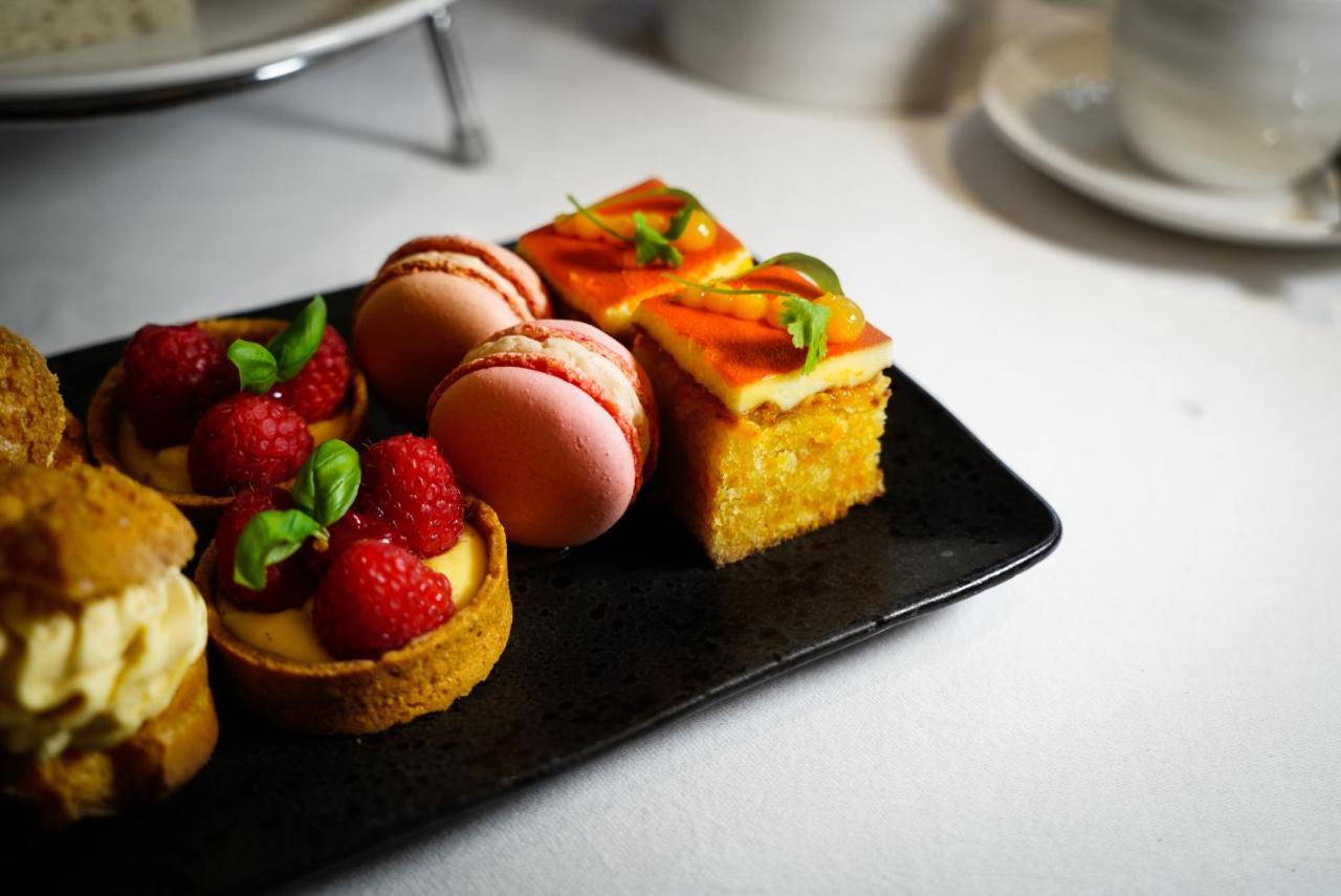 The Roseate Reading 호텔 외부 사진 A selection of cakes