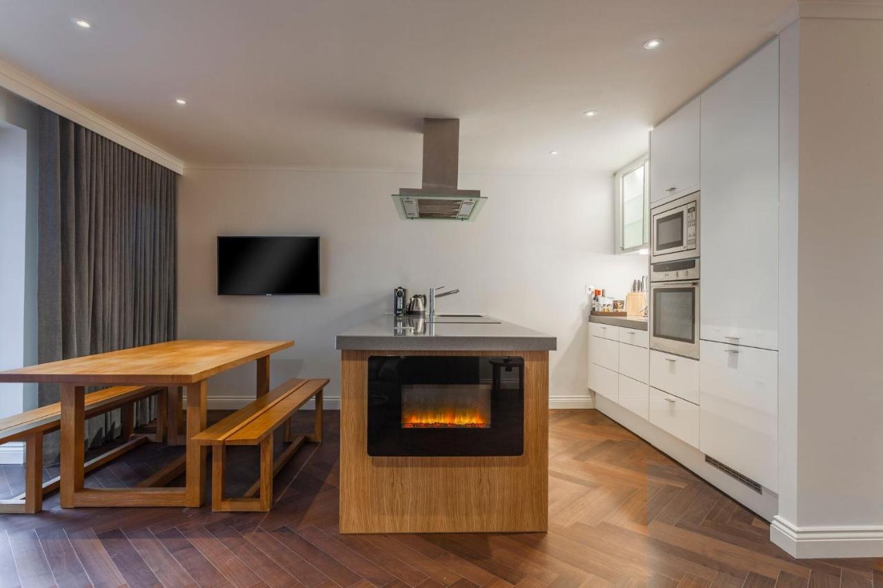 The Roseate Reading 호텔 외부 사진 A modern kitchen with a fireplace
