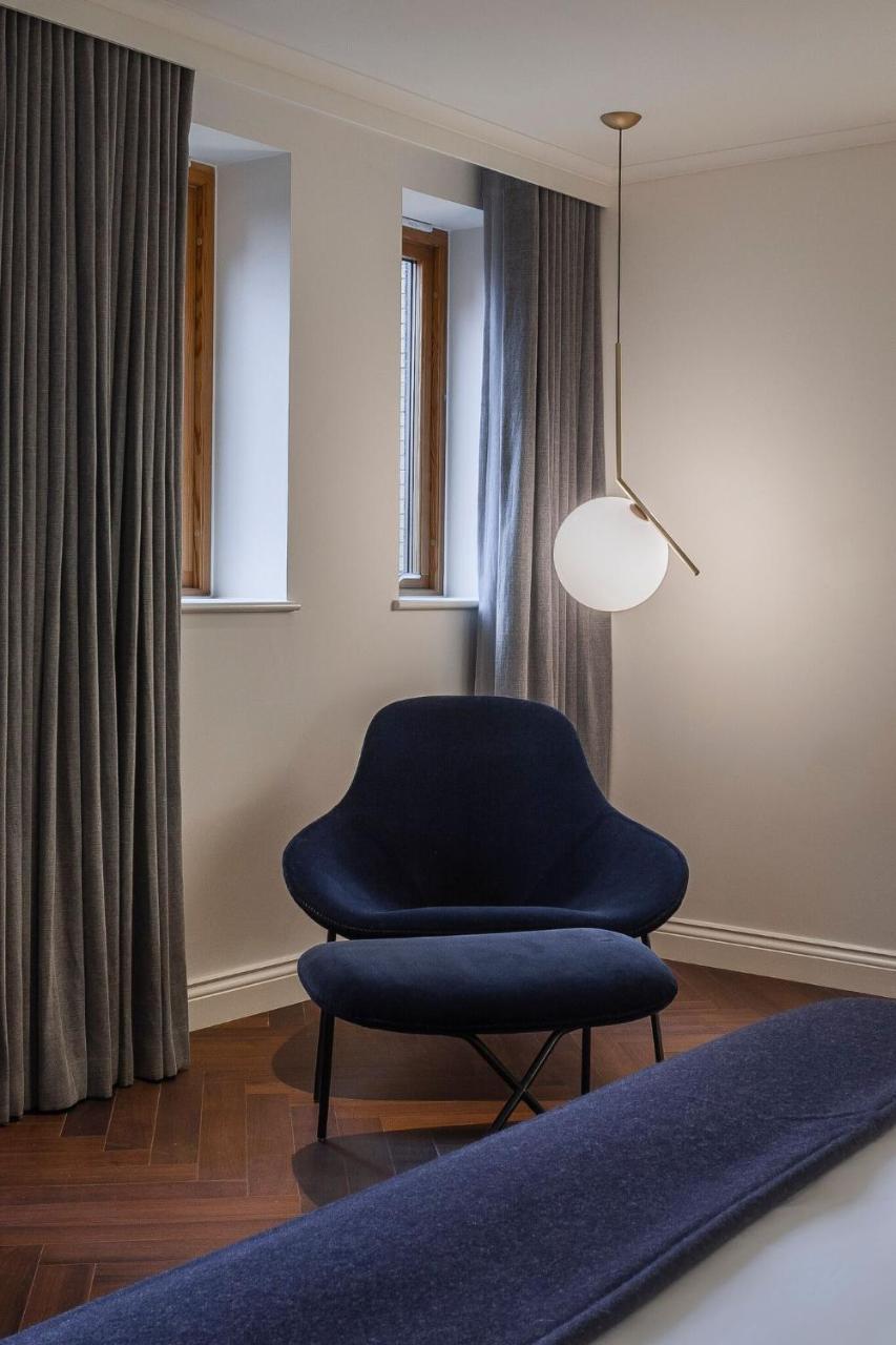 The Roseate Reading 호텔 외부 사진 Flos ic pendant light
