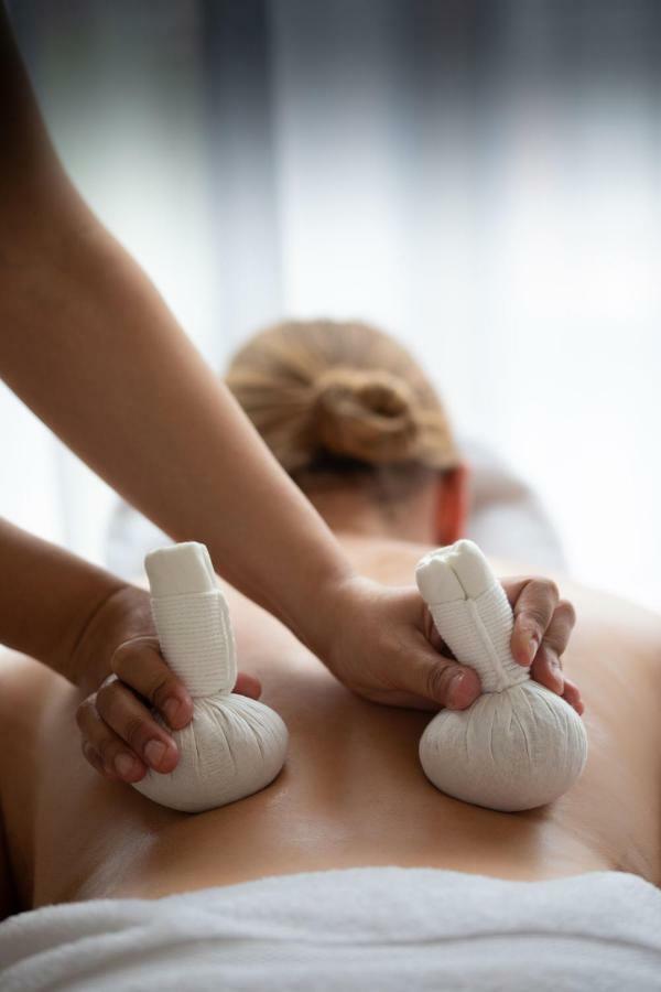 The Roseate Reading 호텔 외부 사진 Thai herbal compress massage