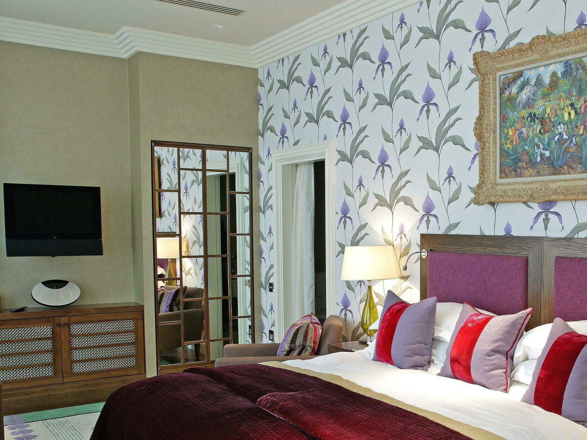 The Roseate Reading 호텔 외부 사진 A bedroom with wallpaper
